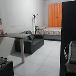 Kitnet mobiliado, confortável e bem localizado.