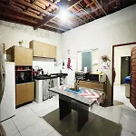 Kitnet mobiliado, confortável e bem localizado.