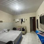 Kitnet mobiliado, confortável e bem localizado.